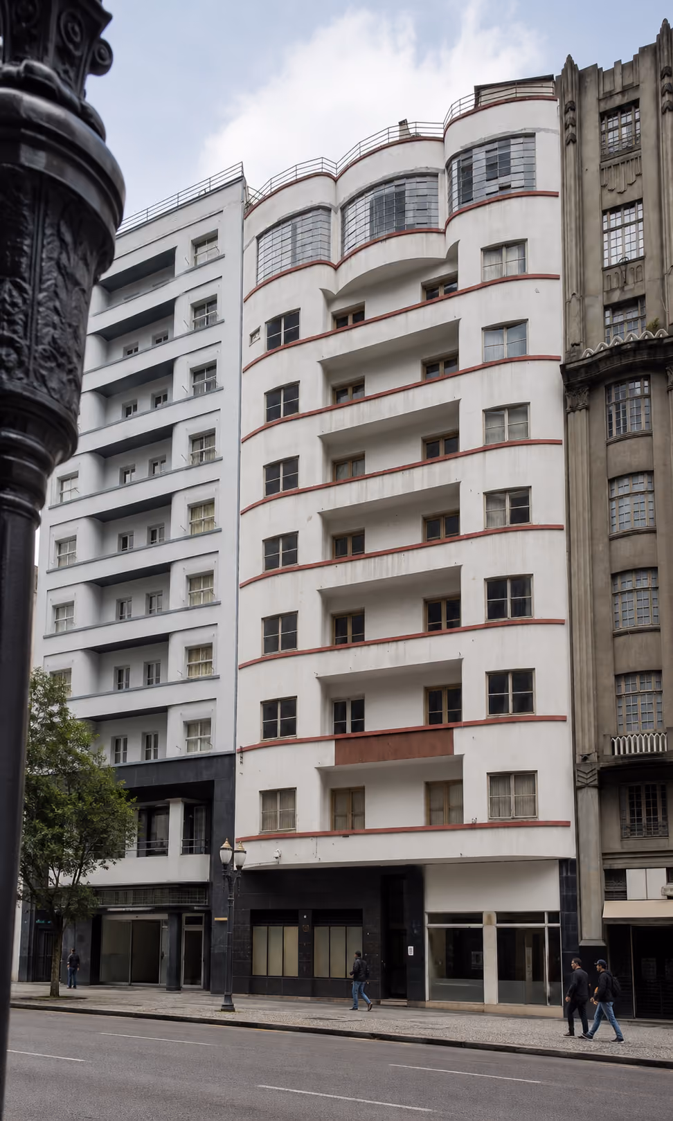 Edifícios de diferentes períodos arquitetônicos na Rua XV de Novembro