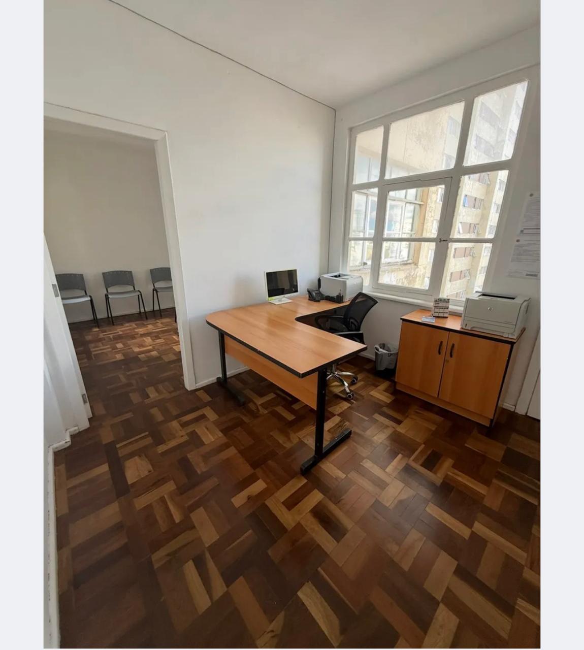 Fotografia 1 · Sala Comercial Reformada à Venda no Centro de Curitiba | 40 m² | Edifício Afonso Camargo · Centro